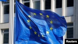 Flamuj të BE-së. Fotografi nga arkivi. 
