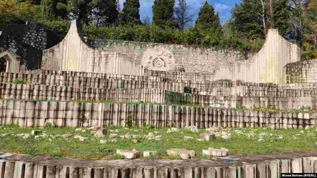 Predsjednik SABNOR-a BiH, Sead Đulić, izjavio je za RSE da su prvi napadi na Partizansko spomen-groblje u Mostaru počeli u martu 1992. godine, te da tokom svih skrnavljenja nisu nađeni počinioci.