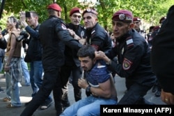 Jermenska policija privodi demonstranta tokom antivladinog skupa u Jerevanu 27. maja.