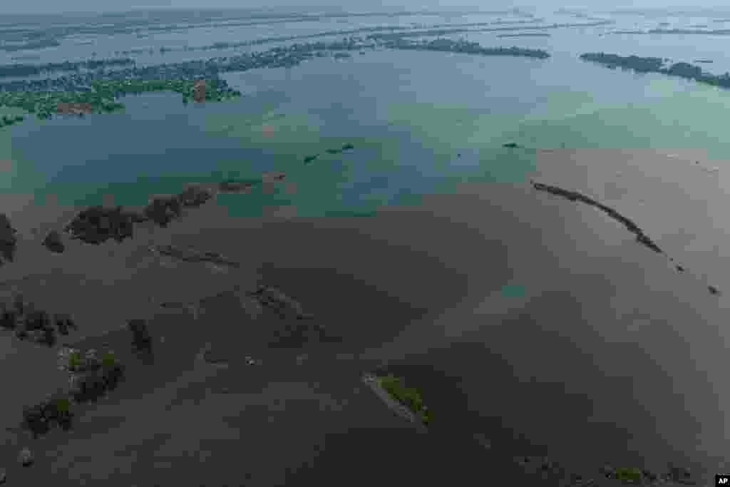 Olajfoltok Herszon közelében június 10-én. Az olajon kívül az áradással elfolyó szennyvíz, vegyi anyagok, növényvédő szerek is veszélyt jelentenek a Fekete-tenger ökoszisztémájára