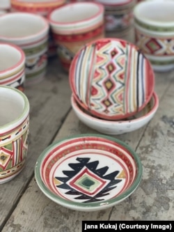 Enë prej balte të pikturuara me motive kombëtare.