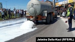 Fermerët shqiptarë kanë derdhur qumështin e tyre në shenjë proteste për çmimet e ulëta që paguajnë përpunuesit. 