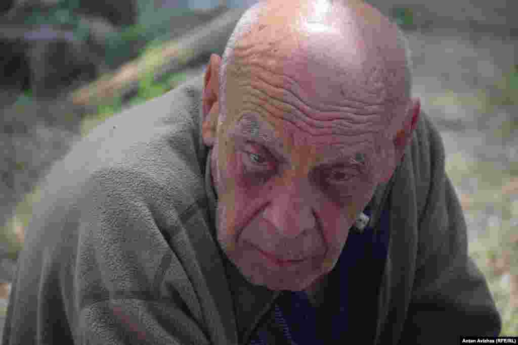 Цей чоловік &ndash; В`ячеслав Власенко. Внаслідок ракетної атаки він втратив дружину та доньку&nbsp;