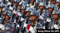 Pripadnici vojske na paradi povodom mjanmarskog Dana oružanih snaga, Najpjido, 27. mart 2023.
