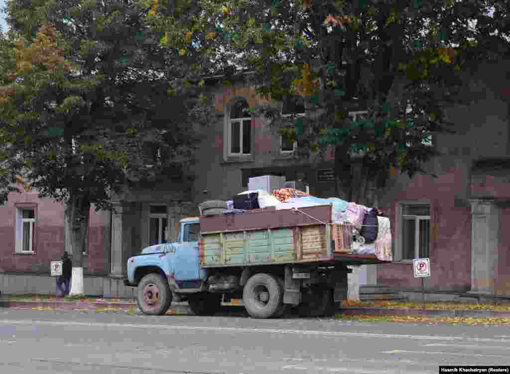Вантажівка з речами вірмен, які вирішили виїжджати до Вірменії із Нагірного Карабаху, оскільки Азербайджан відновлює свою владу на цим сепаратистським утворенням. Степанакерт, Нагірний Карабах,25 вересня 2023 року