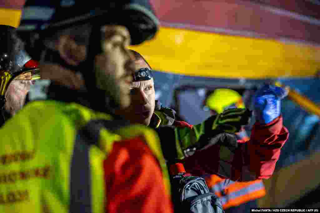 Vatrogasci na mjestu nesreće, 5. juni 2024. Sudar je prekinuo saobraćaj na koridoru prema Moravskoj, navodi se na sajtu Čeških željeznica.