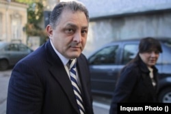 Fostul primar al Sectorului 5, Marian Vanghelie, este cercetat pentru cea mai mare mită din istoria DNA - 30 de milioane de euro, 20% din contravaloarea contractelor atribuite, în care a fost condemnat nedefinitiv la 8 ani închisoare.