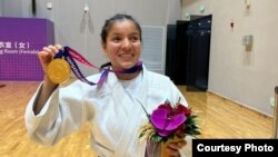 12 жашында кызылча оорусуна чалдыгып, көзү жакшы көрбөй калган Хайитхон Азиянын параоюндарынан алтын медал уткан алгачкы кыргызстандык болду