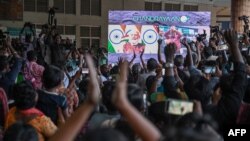 Хора в Ченай, Индия празнуват успешното лунно кацане на космическия кораб Chandrayaan-3 на южния полюс на Луната на 23 август 2023 г.