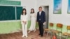 Помощник и дочь президента Узбекистана Саида Мирзияева и хоким Сурхандарьинской области Улугбек Касимов осматривают школу в Ангорском районе Сурхандарьинской области, которая требует капитального ремонта, июнь 2023 года.