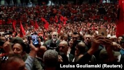 Njerëzit bëjnë fotografi të kryeministrit të Shqipërisë, Edi Rama, teksa ai mbërrin në një stadium para emigrantëve shqiptarë, në Athinë, Greqi, 12 maj 2024.