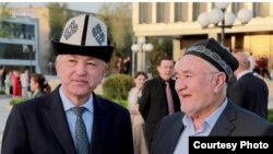 Ташкент. 29-30, 2023-жыл. Нурлан Калыбеков (солдо) иш-чаранын катышуучуларынын бири менен. 