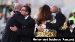 Siamak Namazi i Morad Tahbaz, koji su pušteni u razmjeni zatvorenika između SAD-a i Irana, stižu na međunarodni aerodrom Doha, Katar 18. septembra 2023.