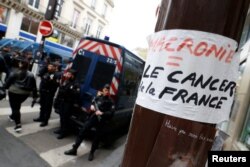 Francuska žandarmerija u blizina muzeja Louvre na da odluke o penzionoj reformi u Francuskoj, Pariz, 14. april 2023.