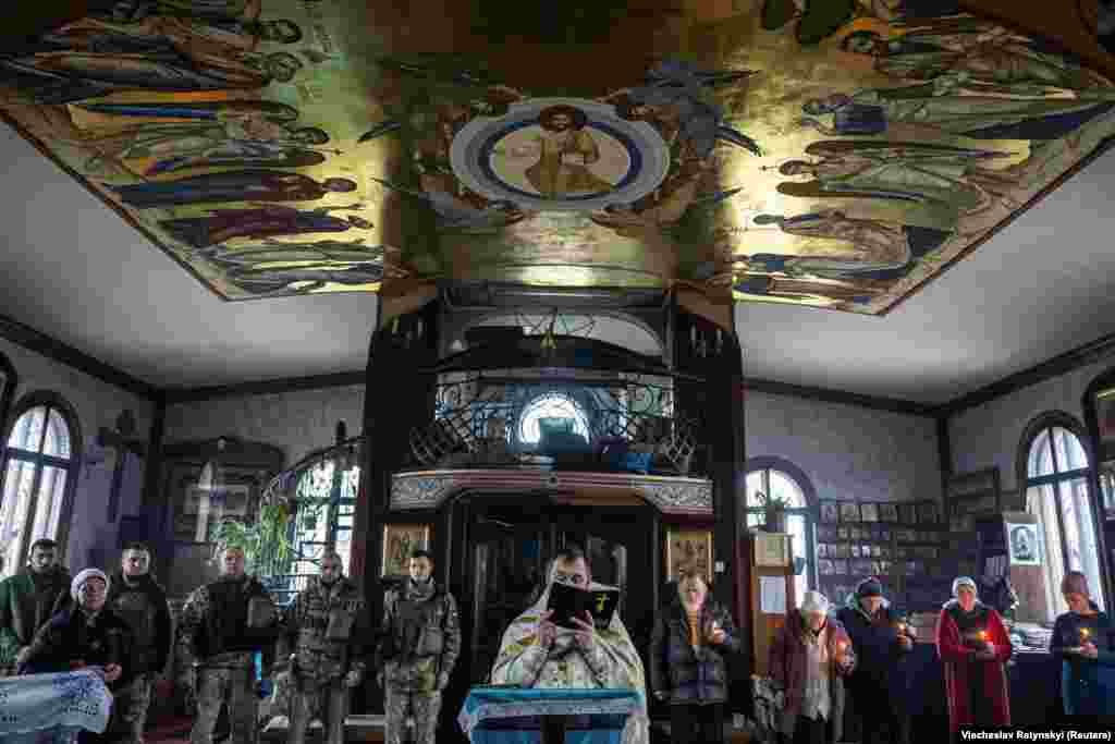 Službi je prisustvovala ukrajinska 4. odvojena tenkovska brigada Ivan Vihovskiy i lokalni vjernici. Ukrajinski predsjednik Volodimir Zelenski potpisao je u julu zakon kojim se službeni praznik Božića pomiče na 25. decembar.