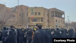 تجمع والدین دانش‌آموزان مقابل فرمانداری قم