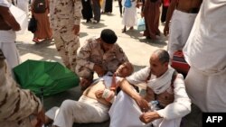 Меккеге ажылыкка барып аптаптан кыйналган зыяратчылар. 16-июнь, 2024-жыл. Сауд Арабиясы.