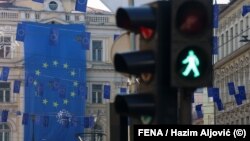 ევროკავშირის დროშები ბოსნია-ჰერცეგოვინის დედაქალაქ სარაევოში. 2024 წლის მარტი