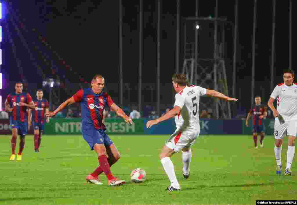 &ldquo;Барселона&rdquo; футболдук клубунун мурдагы оюнчулары менен Борбор Азиянын ардагер футболчуларынын беттеши Бишкектеги Дөлөн Өмүрзаков атындагы стадиондо өттү.
