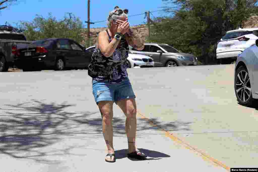 Staovnica Havaja Steff Baku-Kirkman reaguje nakon što je dobila vest da su joj kućni ljubimci i dom nastradali tokom požara u gradu Lahaine, u Kahuluiju