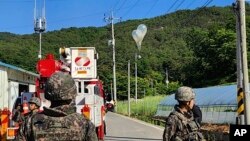 Baloni sa smećem poslati iz Severne Koreje zakačili su se na dalekovode u Južnoj Koreji, 29. maj 2024.