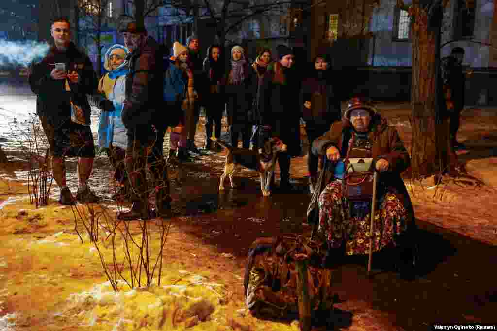 Люди із багатоповерхівки, у якій сталося загорання унаслідок падіння уламків у Деснянському районі. Евакуювали 17 людей. Пожежу оперативно загасили