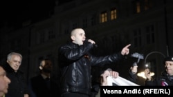Vođa desničarske "Narodne patrole" Damnjan Knežević na protestu u Beogradu 15. februara 2023. protiv sporazuma sa Kosovom
