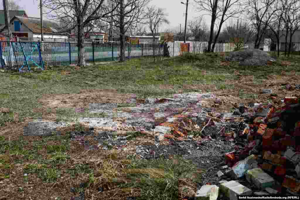 Fotografija 1: Kupola uništene crkve u selu Lukjanovka istočno od Kijeva, u martu 2022. Stara drvena crkva je navodno uništena namerno tenkovskim granatama tokom povlačenja ruskih snaga. Fotografija 2: Dvorište crkve u martu 2024. Rekonstrukcija verskog objekta tek treba da počne.