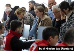 Refugiații din regiunea Nagorno-Karabah se înregistrează la centrul de ajutor din satul de graniță Kornidzor, Armenia, 26 septembrie 2023.