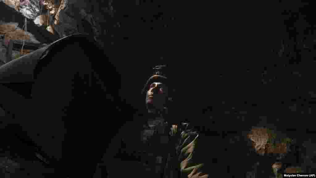 Украински војник засолнет во бункер на линијата на фронтот во Андријивка на 16 септември. Целта на бригадата била да ја заземе Андријивка. По повеќе од три месеци борби, тие конечно се пробија со артилериски оган и гранати од беспилотни летала, пукајќи кон руските сили кои бегаа пред нив.