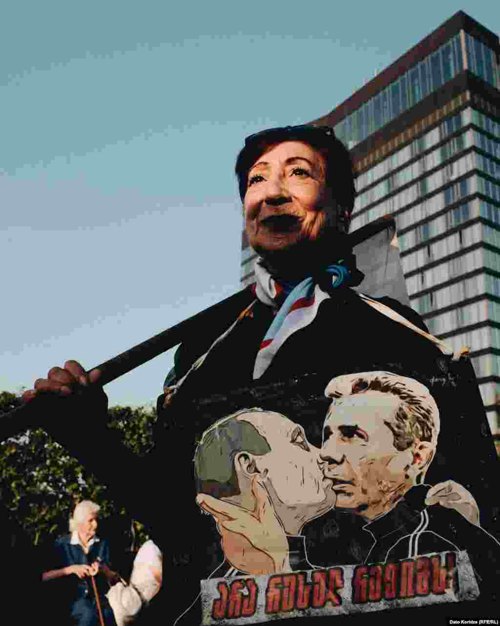 Учасниця акції протесту із красномовним плакатом.Тбілісі, 28 квітня 2024 року Прихильники законопроєкту кажуть, що він відображає аналогічне законодавство США та сприяє прозорості. Опоненти ж твердять, що запропонований закон придушить інакомислення та змусить замовкнути незалежні ЗМІ. Вони порівнюють його з чинним у Росії законом, і через схожіть норм називають його &laquo;російським законом&raquo;