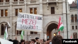 Plakát egy Kossuth téri tüntetésen 2023. június 16-án