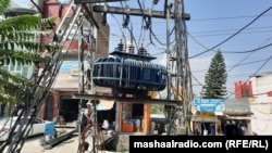 په خيبر پښتونخوا کې د برېښنا رسولو ټرانسفارمر او ستنو څخه خلکو خپلو کورونو ته مزي کش کړي دي ـ انځور له ارشيفه 