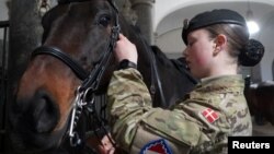 Vojnikinja pripadnica danske husarske garde, januar 2024. 