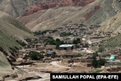 Pogled na oštećene kuće nakon poplave u selu Shirjalal. 