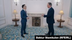 Британиянын тышкы иштер министри Дэвид Кэмерон "Азаттыктын" кабарчысы Кубат Касымбеков менен маектешип жаткан учур. 22-апрель, 2024-жыл.
