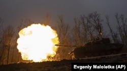 Ukrajinski tenk puca prema ruskim položajima na prvoj liniji blizu Bahmuta, Ukrajina, 8. ožujka 2023.