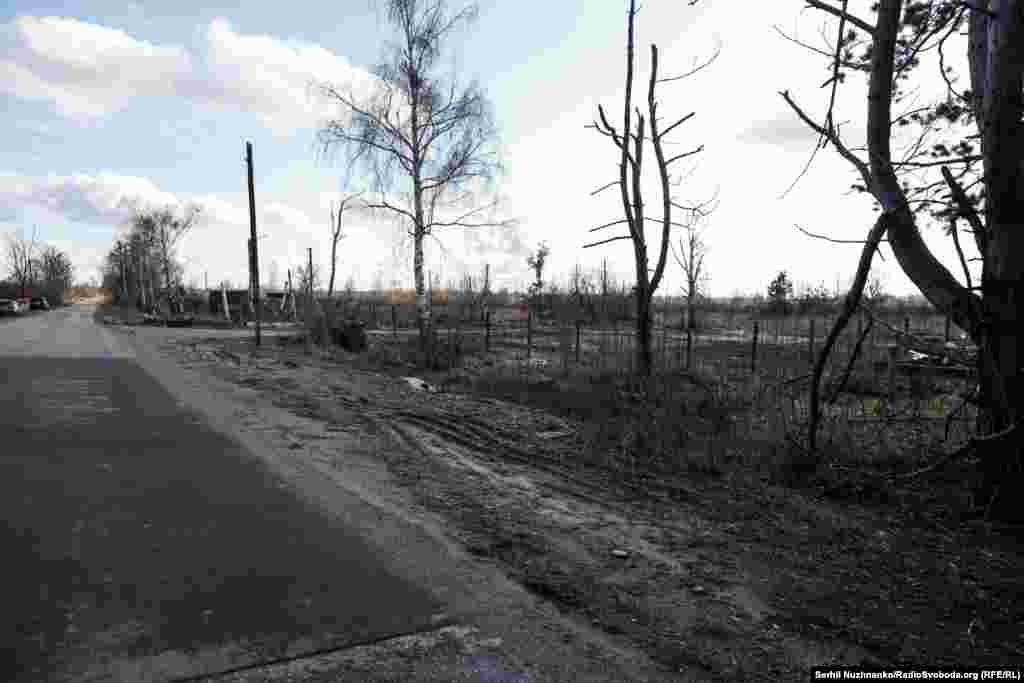 Fotografija 1: Krater od bombe i uništena kuća u selu Teterivske. Fotografija 2: Ista lokacija nakon što je seoski put zakrpljen a kuća srušena.