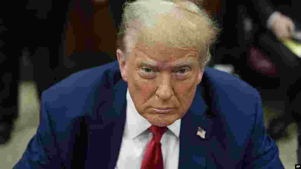 Donald Trump volt amerikai elnök várja a tárgyalás kezdetét a manhattani büntetőbíróságon, New Yorkban 2024. május 6-án.&nbsp;Huszonnégy nappal később, május 30-án ő lett az első volt elnök, akit elítéltek&nbsp;üzleti nyilvántartás hamisításáért