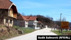 U selu Đulići kod Zvornika je 1992. godine ubijeno oko 700 muškaraca iz sedam okolnih sela. Još uvijek se traga za njih oko 250.