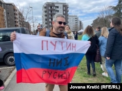 Pjotr Nikitin sa zastavom 'Putin nije Rusija'