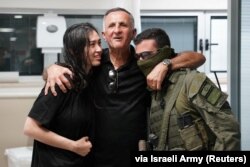 نوعا آرگامانی ۲۶ ساله بازگشته به آغوش پدرش، در کنار یک سرباز اسرائیلی