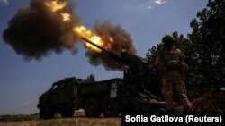 Український військовослужбовець веде вогонь із самохідної гаубиці 2С22 «Богдана» по позиціях російських військ біля Бахмуту на Донеччині, 5 липня 2023 року