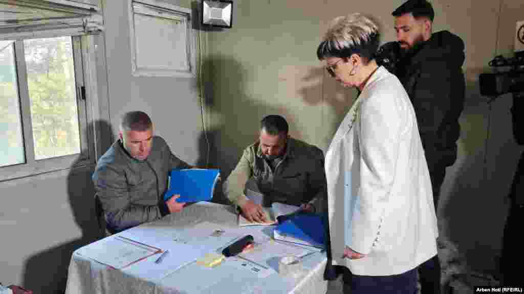 Kandidatja e pavarur për kryetare të Zveçanit, Sllagjana Pantoviq, votoi pak minuta pas orës 8 në njërën nga qendrat e votimit në këtë komunë.