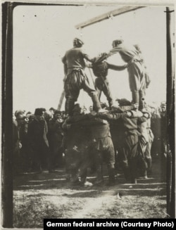 ქართველი ლეგიონერები ხორუმის ცეკვისას. გერმანიის ფედერალური არქივი.