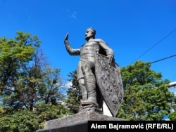 Spomenik Tvrtku I Kotromaniću koji je uradio kipar Stijepo Gavrić, Sarajevo, 29. avgust 2023.