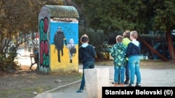 Станислав Беловски, There’s Always the Sun, 2022, спрей и стенсил, фотография: Станислав Беловски