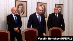 Президентът Румен Радев (в средата) по време на консултацията за кабинет с Бойко Борисов (вдясно) и Томислав Дончев от ГЕРБ.