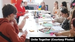 Ukrán gyerekek festenek Tbilisziben a Unite Together civil szervezet által szervezett foglalkozáson