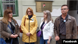 A Göd-ÉRT Egyesület vezetői a Pest Vármegyei Kormányhivatal előtt 2024. május 17-én